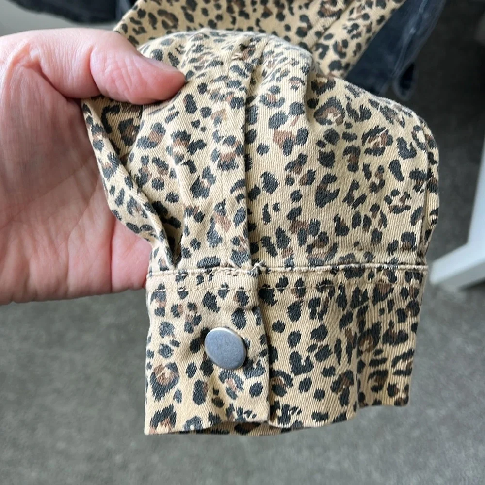 Mystree | Denim Cheetah Button Down - Picture 5 of 6